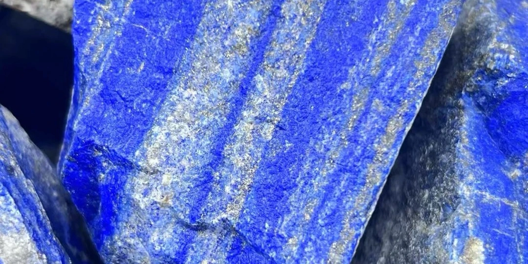 Close-up of white calcite veining across rough blue lapis lazuli